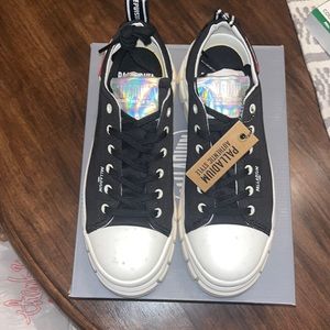 Womens 8

Palladium 

Revolt lo tx

New with manufacturer flaw